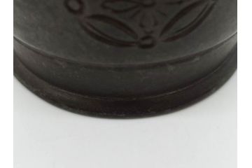 金岡宗幸　砂張(サハリ)　七宝模様がアクセントの重厚感ある蓋置(花押、茶道具、煎茶道具、茶器、鵬雲斎書付き、共布付き、共箱付き)(R-079430)