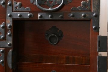和製ビンテージ　米沢箪笥　伝統工芸　木地呂塗り　漆塗り　存在感のある鋲と金具が和の魅力を引き立てる脚付き小箪笥(和たんす、衣装タンス、整理箪笥、収納箪笥、サイドチェスト、引き出し、ヴィンテージ)(R-079438)