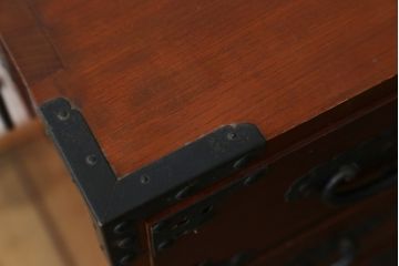 和製ビンテージ　米沢箪笥　伝統工芸　木地呂塗り　漆塗り　存在感のある鋲と金具が和の魅力を引き立てる脚付き小箪笥(和たんす、衣装タンス、整理箪笥、収納箪笥、サイドチェスト、引き出し、ヴィンテージ)(R-079438)