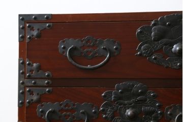 和製ビンテージ　米沢箪笥　伝統工芸　木地呂塗り　漆塗り　存在感のある鋲と金具が和の魅力を引き立てる脚付き小箪笥(和たんす、衣装タンス、整理箪笥、収納箪笥、サイドチェスト、引き出し、ヴィンテージ)(R-079438)