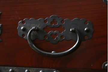 和製ビンテージ　米沢箪笥　伝統工芸　木地呂塗り　漆塗り　存在感のある鋲と金具が和の魅力を引き立てる脚付き小箪笥(和たんす、衣装タンス、整理箪笥、収納箪笥、サイドチェスト、引き出し、ヴィンテージ)(R-079438)