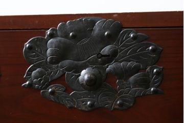 和製ビンテージ　米沢箪笥　伝統工芸　木地呂塗り　漆塗り　存在感のある鋲と金具が和の魅力を引き立てる脚付き小箪笥(和たんす、衣装タンス、整理箪笥、収納箪笥、サイドチェスト、引き出し、ヴィンテージ)(R-079438)