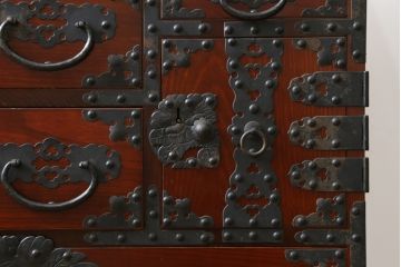 和製ビンテージ　米沢箪笥　伝統工芸　木地呂塗り　漆塗り　存在感のある鋲と金具が和の魅力を引き立てる脚付き小箪笥(和たんす、衣装タンス、整理箪笥、収納箪笥、サイドチェスト、引き出し、ヴィンテージ)(R-079438)