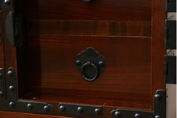 和製ヴィンテージ　米沢箪笥　伝統工芸　木地呂塗り　漆塗り　存在感のある鋲と金具が和の魅力を引き立てる脚付き小箪笥　(R-079438)