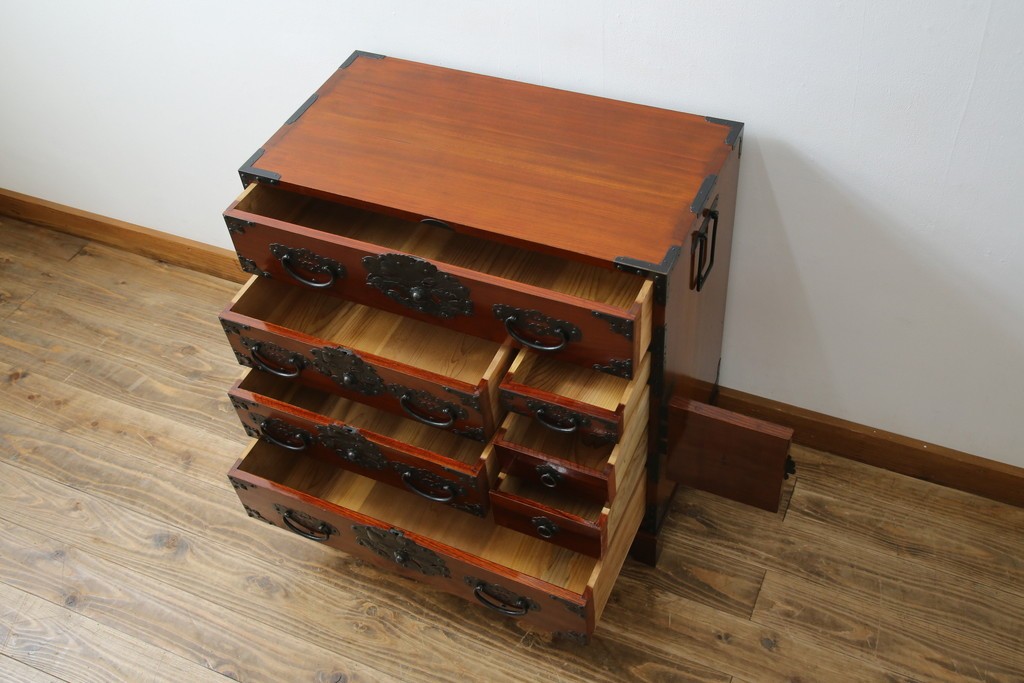 和製ヴィンテージ　米沢箪笥　伝統工芸　木地呂塗り　漆塗り　存在感のある鋲と金具が和の魅力を引き立てる脚付き小箪笥　(R-079438)