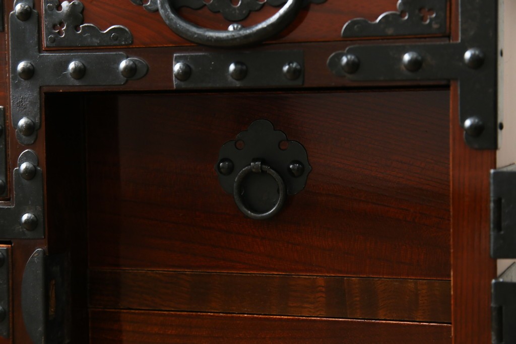 和製ヴィンテージ　米沢箪笥　伝統工芸　木地呂塗り　漆塗り　存在感のある鋲と金具が和の魅力を引き立てる脚付き小箪笥　(R-079438)