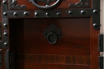 和製ヴィンテージ　米沢箪笥　伝統工芸　木地呂塗り　漆塗り　存在感のある鋲と金具が和の魅力を引き立てる脚付き小箪笥　(R-079438)