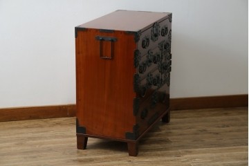 和製ヴィンテージ　米沢箪笥　伝統工芸　木地呂塗り　漆塗り　存在感のある鋲と金具が和の魅力を引き立てる脚付き小箪笥　(R-079438)