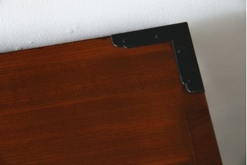 和製ヴィンテージ　米沢箪笥　伝統工芸　木地呂塗り　漆塗り　存在感のある鋲と金具が和の魅力を引き立てる脚付き小箪笥　(R-079438)