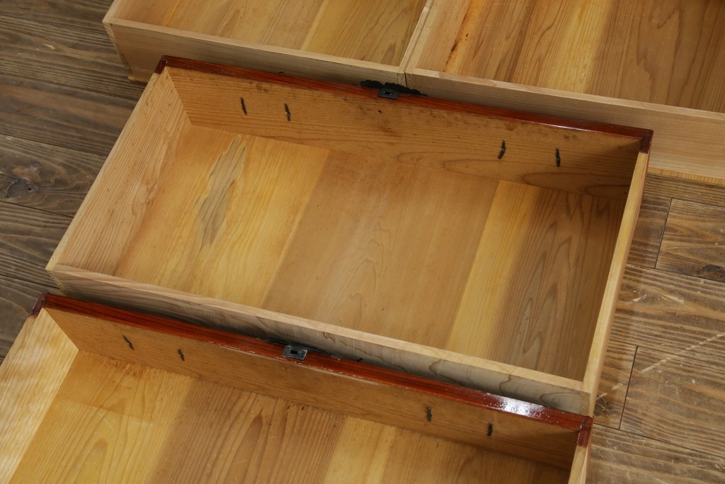 和製ヴィンテージ　米沢箪笥　伝統工芸　木地呂塗り　漆塗り　存在感のある鋲と金具が和の魅力を引き立てる脚付き小箪笥　(R-079438)