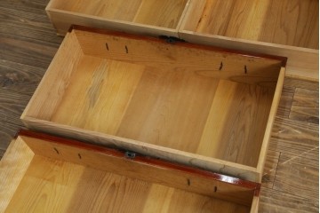 和製ヴィンテージ　米沢箪笥　伝統工芸　木地呂塗り　漆塗り　存在感のある鋲と金具が和の魅力を引き立てる脚付き小箪笥　(R-079438)