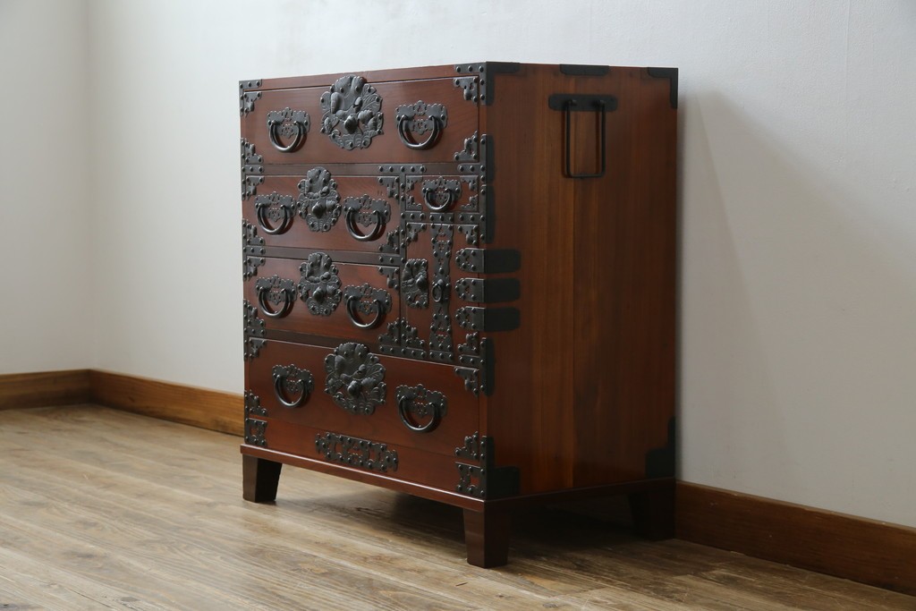 和製ヴィンテージ　米沢箪笥　伝統工芸　木地呂塗り　漆塗り　存在感のある鋲と金具が和の魅力を引き立てる脚付き小箪笥　(R-079438)