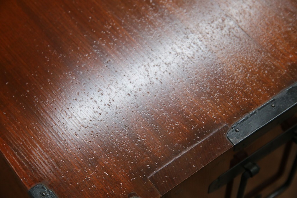 和製ヴィンテージ　米沢箪笥　伝統工芸　木地呂塗り　漆塗り　存在感のある鋲と金具が和の魅力を引き立てる脚付き小箪笥　(R-079438)