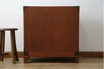 和製ヴィンテージ　米沢箪笥　伝統工芸　木地呂塗り　漆塗り　存在感のある鋲と金具が和の魅力を引き立てる脚付き小箪笥　(R-079438)