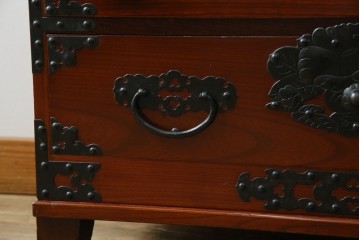 和製ヴィンテージ　米沢箪笥　伝統工芸　木地呂塗り　漆塗り　存在感のある鋲と金具が和の魅力を引き立てる脚付き小箪笥　(R-079438)