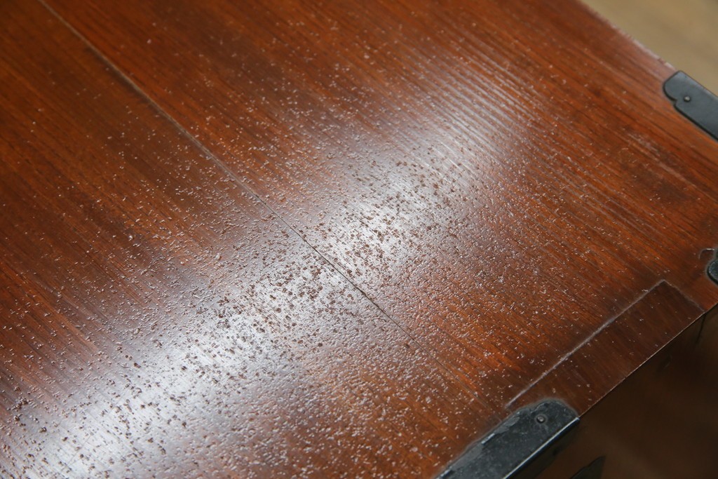 和製ヴィンテージ　米沢箪笥　伝統工芸　木地呂塗り　漆塗り　存在感のある鋲と金具が和の魅力を引き立てる脚付き小箪笥　(R-079438)