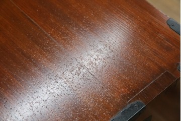 和製ヴィンテージ　米沢箪笥　伝統工芸　木地呂塗り　漆塗り　存在感のある鋲と金具が和の魅力を引き立てる脚付き小箪笥　(R-079438)