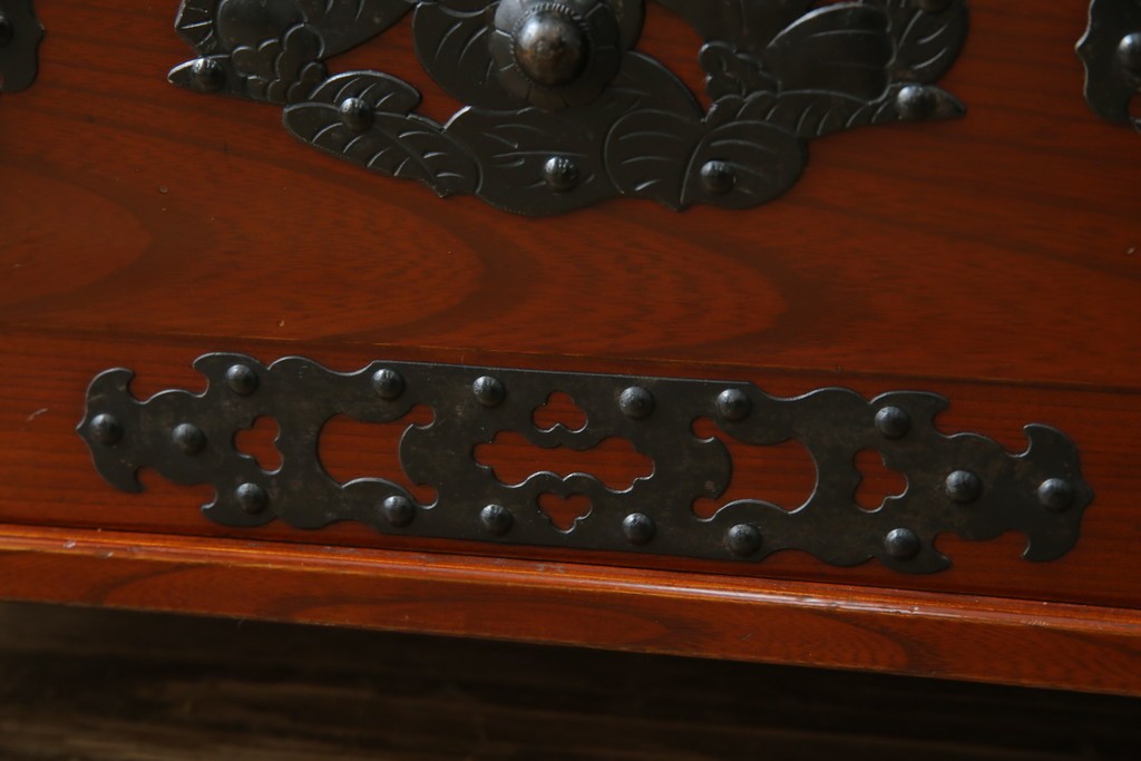 和製ヴィンテージ　米沢箪笥　伝統工芸　木地呂塗り　漆塗り　存在感のある鋲と金具が和の魅力を引き立てる脚付き小箪笥　(R-079438)