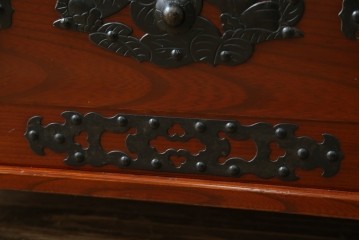 和製ヴィンテージ　米沢箪笥　伝統工芸　木地呂塗り　漆塗り　存在感のある鋲と金具が和の魅力を引き立てる脚付き小箪笥　(R-079438)