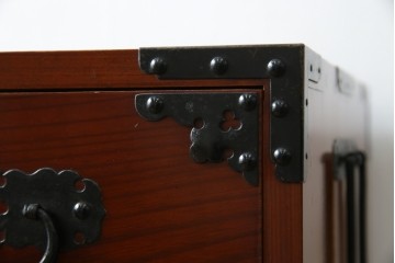 和製ヴィンテージ　米沢箪笥　伝統工芸　木地呂塗り　漆塗り　存在感のある鋲と金具が和の魅力を引き立てる脚付き小箪笥　(R-079438)