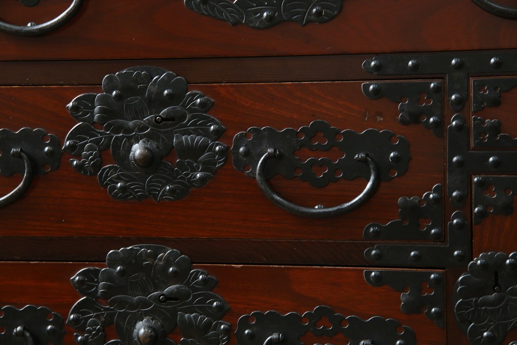 和製ヴィンテージ　米沢箪笥　伝統工芸　木地呂塗り　漆塗り　存在感のある鋲と金具が和の魅力を引き立てる脚付き小箪笥　(R-079438)