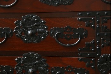 和製ヴィンテージ　米沢箪笥　伝統工芸　木地呂塗り　漆塗り　存在感のある鋲と金具が和の魅力を引き立てる脚付き小箪笥　(R-079438)