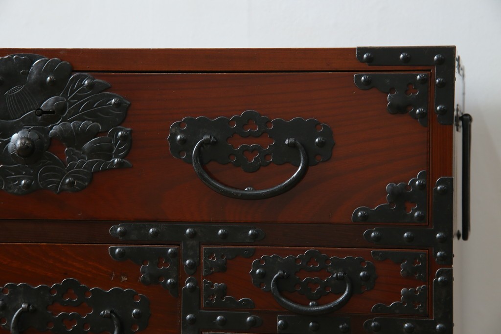 和製ヴィンテージ　米沢箪笥　伝統工芸　木地呂塗り　漆塗り　存在感のある鋲と金具が和の魅力を引き立てる脚付き小箪笥　(R-079438)