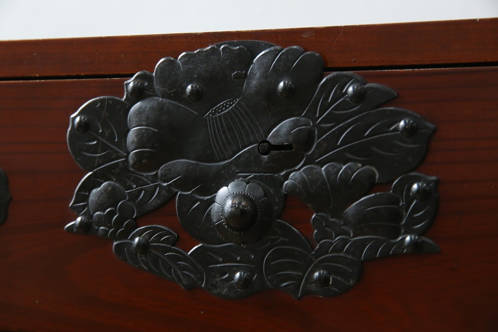 和製ヴィンテージ　米沢箪笥　伝統工芸　木地呂塗り　漆塗り　存在感のある鋲と金具が和の魅力を引き立てる脚付き小箪笥　(R-079438)