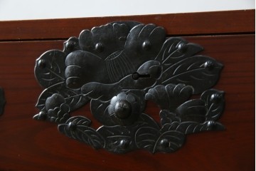 和製ヴィンテージ　米沢箪笥　伝統工芸　木地呂塗り　漆塗り　存在感のある鋲と金具が和の魅力を引き立てる脚付き小箪笥　(R-079438)