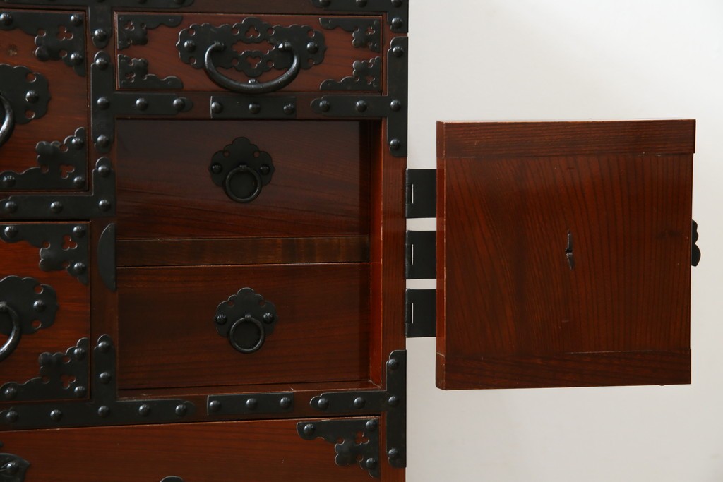 和製ヴィンテージ　米沢箪笥　伝統工芸　木地呂塗り　漆塗り　存在感のある鋲と金具が和の魅力を引き立てる脚付き小箪笥　(R-079438)