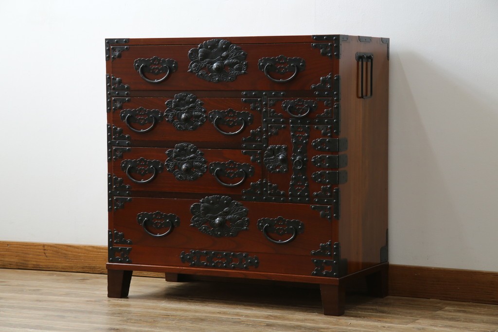 和製ヴィンテージ　米沢箪笥　伝統工芸　木地呂塗り　漆塗り　存在感のある鋲と金具が和の魅力を引き立てる脚付き小箪笥　(R-079438)