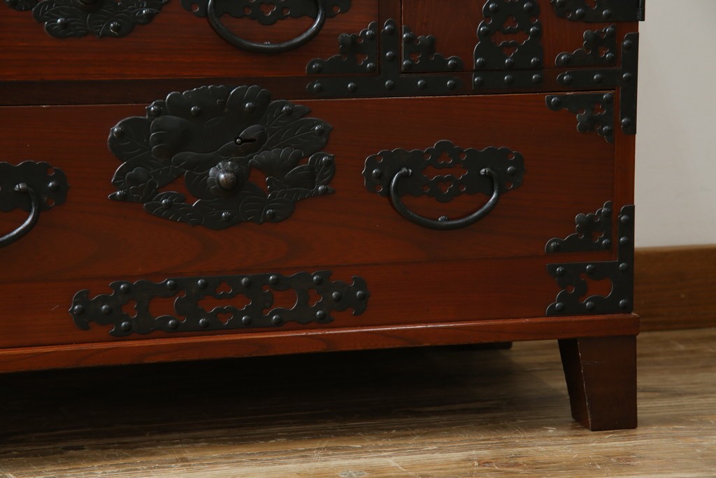 和製ヴィンテージ　米沢箪笥　伝統工芸　木地呂塗り　漆塗り　存在感のある鋲と金具が和の魅力を引き立てる脚付き小箪笥　(R-079438)