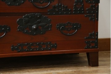 和製ヴィンテージ　米沢箪笥　伝統工芸　木地呂塗り　漆塗り　存在感のある鋲と金具が和の魅力を引き立てる脚付き小箪笥　(R-079438)