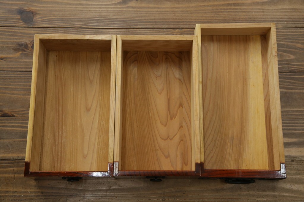 和製ヴィンテージ　米沢箪笥　伝統工芸　木地呂塗り　漆塗り　存在感のある鋲と金具が和の魅力を引き立てる脚付き小箪笥　(R-079438)