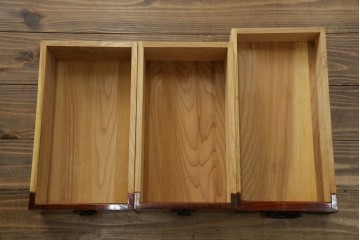 和製ヴィンテージ　米沢箪笥　伝統工芸　木地呂塗り　漆塗り　存在感のある鋲と金具が和の魅力を引き立てる脚付き小箪笥　(R-079438)