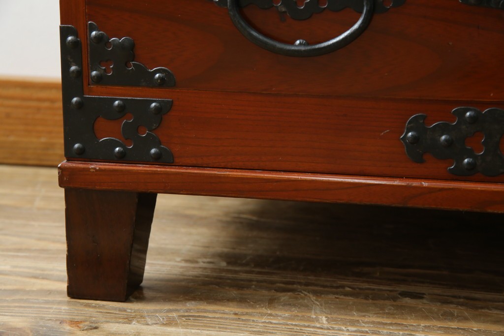 和製ヴィンテージ　米沢箪笥　伝統工芸　木地呂塗り　漆塗り　存在感のある鋲と金具が和の魅力を引き立てる脚付き小箪笥　(R-079438)