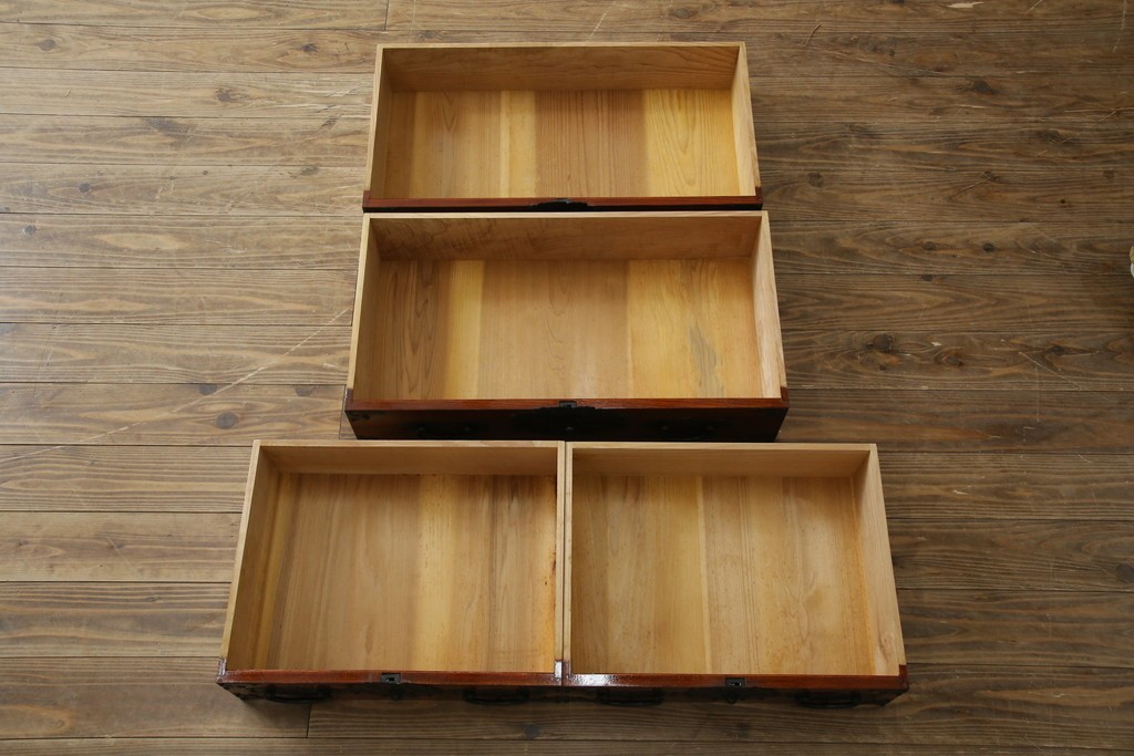 和製ヴィンテージ　米沢箪笥　伝統工芸　木地呂塗り　漆塗り　存在感のある鋲と金具が和の魅力を引き立てる脚付き小箪笥　(R-079438)