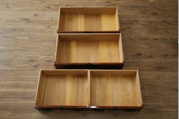 和製ヴィンテージ　米沢箪笥　伝統工芸　木地呂塗り　漆塗り　存在感のある鋲と金具が和の魅力を引き立てる脚付き小箪笥　(R-079438)