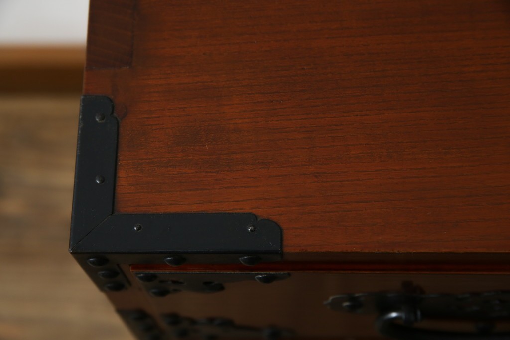 和製ヴィンテージ　米沢箪笥　伝統工芸　木地呂塗り　漆塗り　存在感のある鋲と金具が和の魅力を引き立てる脚付き小箪笥　(R-079438)