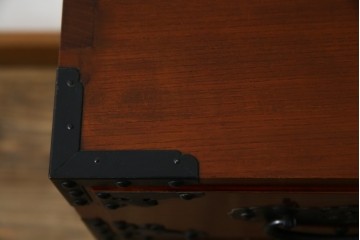 和製ヴィンテージ　米沢箪笥　伝統工芸　木地呂塗り　漆塗り　存在感のある鋲と金具が和の魅力を引き立てる脚付き小箪笥　(R-079438)