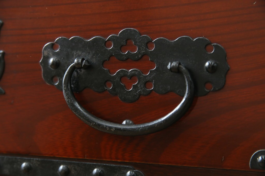 和製ヴィンテージ　米沢箪笥　伝統工芸　木地呂塗り　漆塗り　存在感のある鋲と金具が和の魅力を引き立てる脚付き小箪笥　(R-079438)