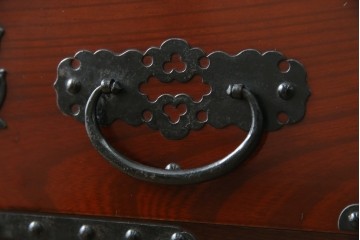 和製ヴィンテージ　米沢箪笥　伝統工芸　木地呂塗り　漆塗り　存在感のある鋲と金具が和の魅力を引き立てる脚付き小箪笥　(R-079438)