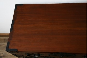 和製ヴィンテージ　米沢箪笥　伝統工芸　木地呂塗り　漆塗り　存在感のある鋲と金具が和の魅力を引き立てる脚付き小箪笥　(R-079438)