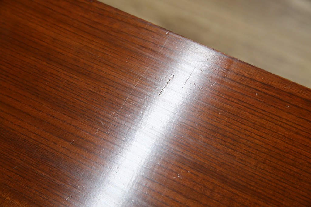 和製ヴィンテージ　米沢箪笥　伝統工芸　木地呂塗り　漆塗り　存在感のある鋲と金具が和の魅力を引き立てる脚付き小箪笥　(R-079438)