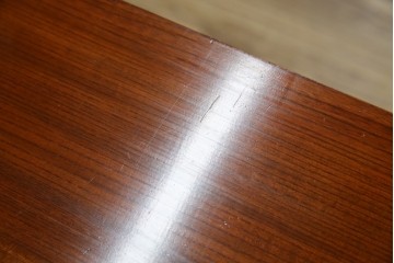 和製ヴィンテージ　米沢箪笥　伝統工芸　木地呂塗り　漆塗り　存在感のある鋲と金具が和の魅力を引き立てる脚付き小箪笥　(R-079438)