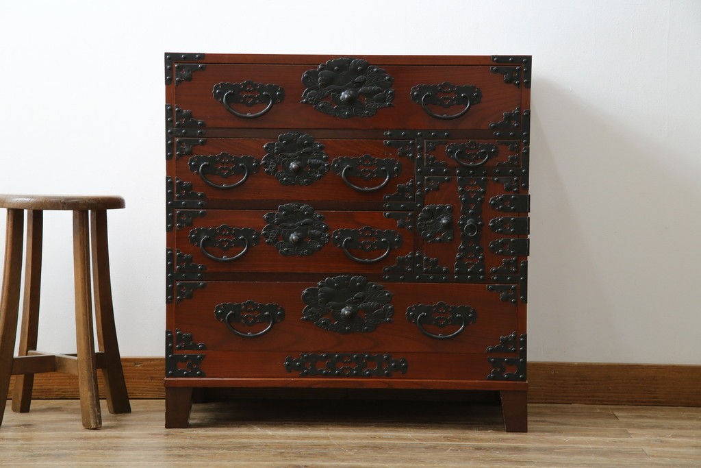 和製ヴィンテージ　米沢箪笥　伝統工芸　木地呂塗り　漆塗り　存在感のある鋲と金具が和の魅力を引き立てる脚付き小箪笥　(R-079438)