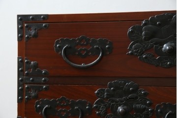 和製ヴィンテージ　米沢箪笥　伝統工芸　木地呂塗り　漆塗り　存在感のある鋲と金具が和の魅力を引き立てる脚付き小箪笥　(R-079438)