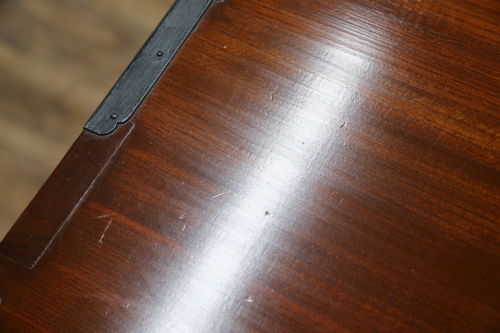 和製ヴィンテージ　米沢箪笥　伝統工芸　木地呂塗り　漆塗り　存在感のある鋲と金具が和の魅力を引き立てる脚付き小箪笥　(R-079438)