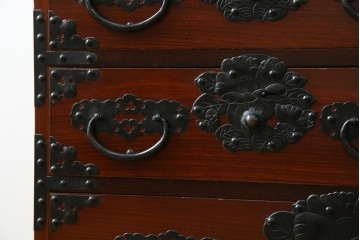 和製ヴィンテージ　米沢箪笥　伝統工芸　木地呂塗り　漆塗り　存在感のある鋲と金具が和の魅力を引き立てる脚付き小箪笥　(R-079438)