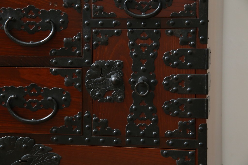 和製ヴィンテージ　米沢箪笥　伝統工芸　木地呂塗り　漆塗り　存在感のある鋲と金具が和の魅力を引き立てる脚付き小箪笥　(R-079438)